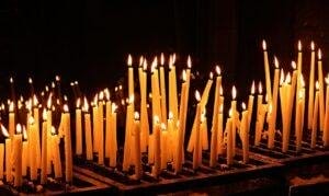 Lire la suite à propos de l’article Divination avec les Bougies : Connexion Spirituelle et Rituels Sacrés