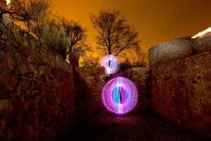 Lire la suite à propos de l’article Orbes : Boules d&rsquo;Énergie Lumineuse et Messages de l&rsquo;Au-Delà