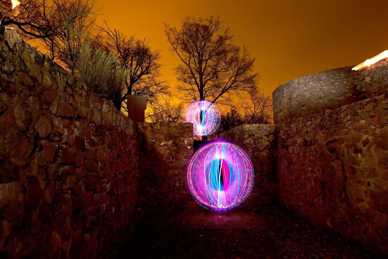 You are currently viewing Orbes : Boules d&rsquo;Énergie Lumineuse et Messages de l&rsquo;Au-Delà